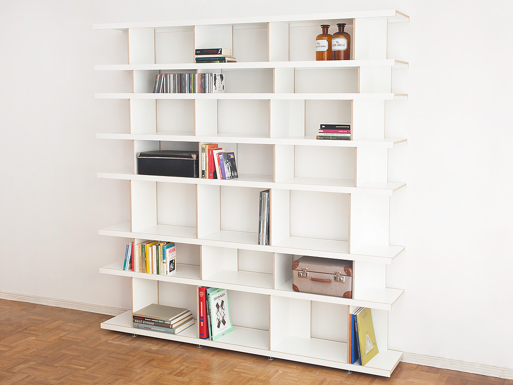 BücherRegal BRR vor einer weißen Wand