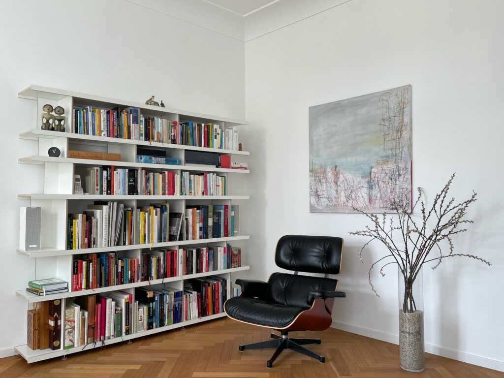 Bücherregal mit Eames Lounge Chair