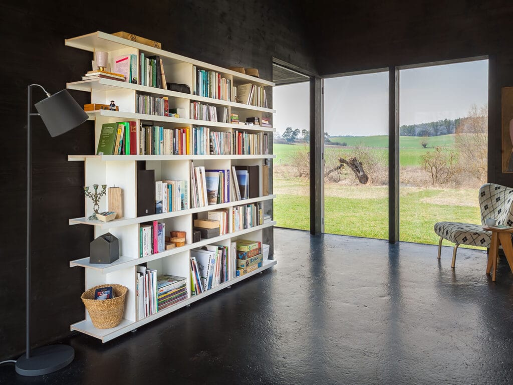 BücherRegal RGR im schwarzen Haus