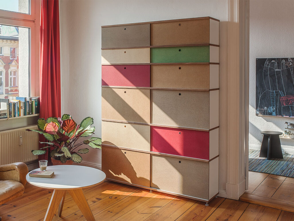 Farbiger Schiebetürenschrank