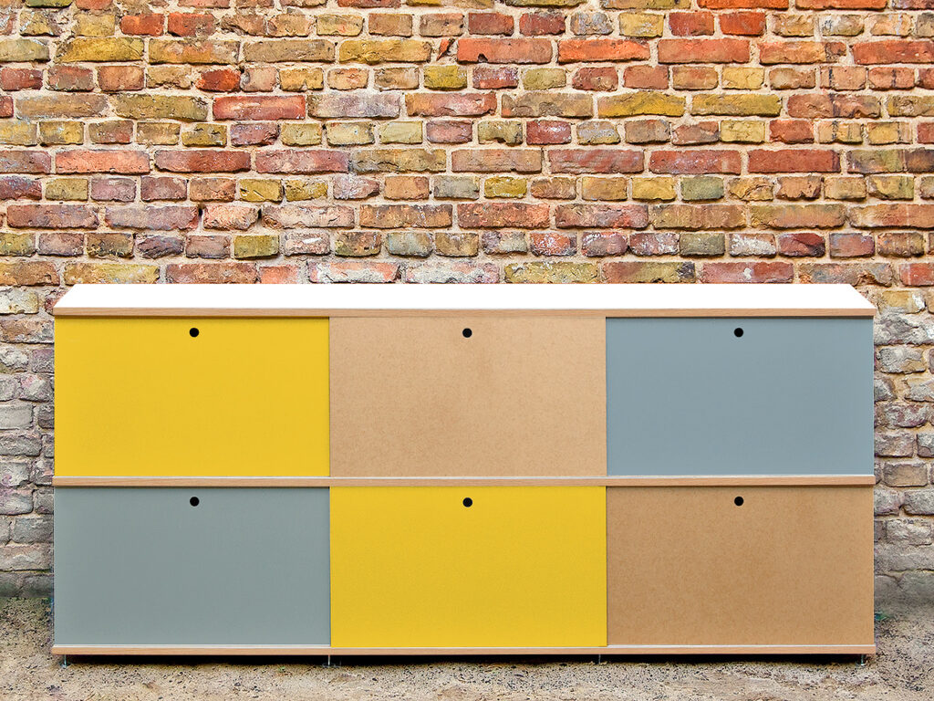 Sideboard mit gelben blauen naturfarbenen Schiebetüren