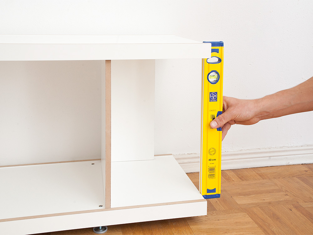 Ausrichten der Böden mit einer Wasserwaage