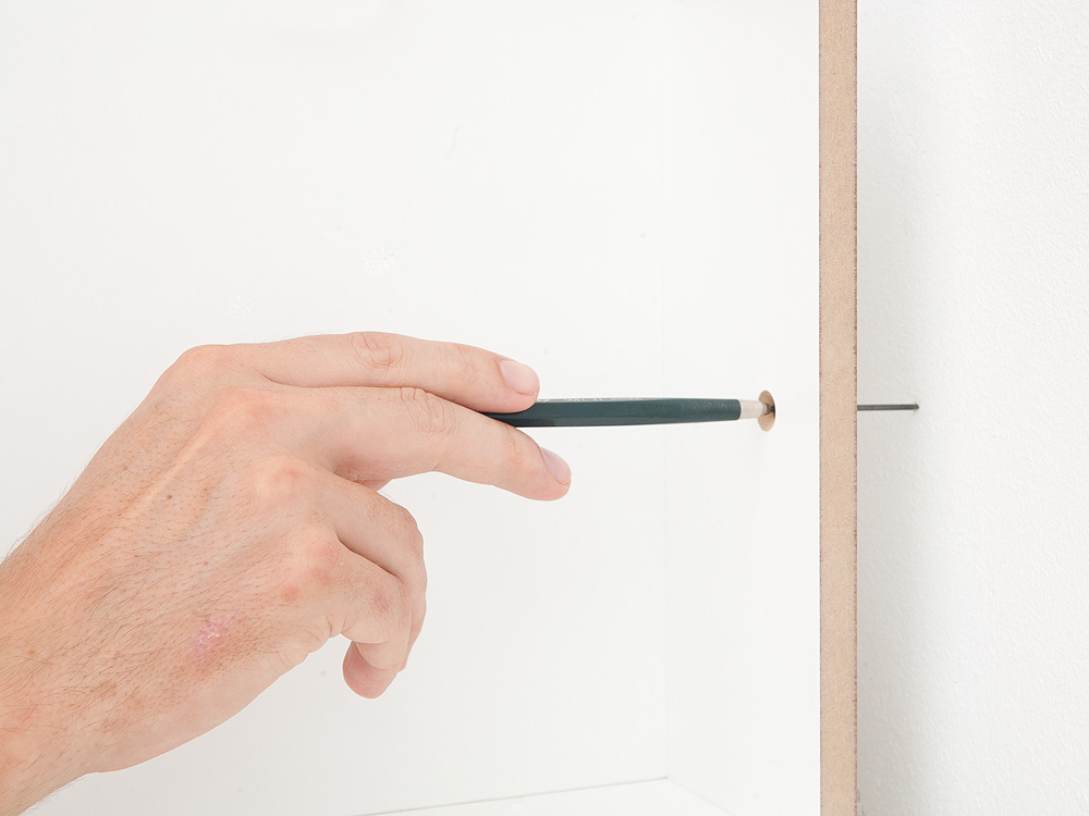 Markierung des Bohrlochs mit einem Bleistift