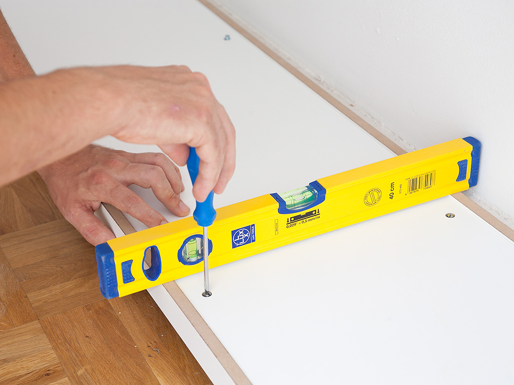 Ausrichten des Sockels mit einer Wasserwaage