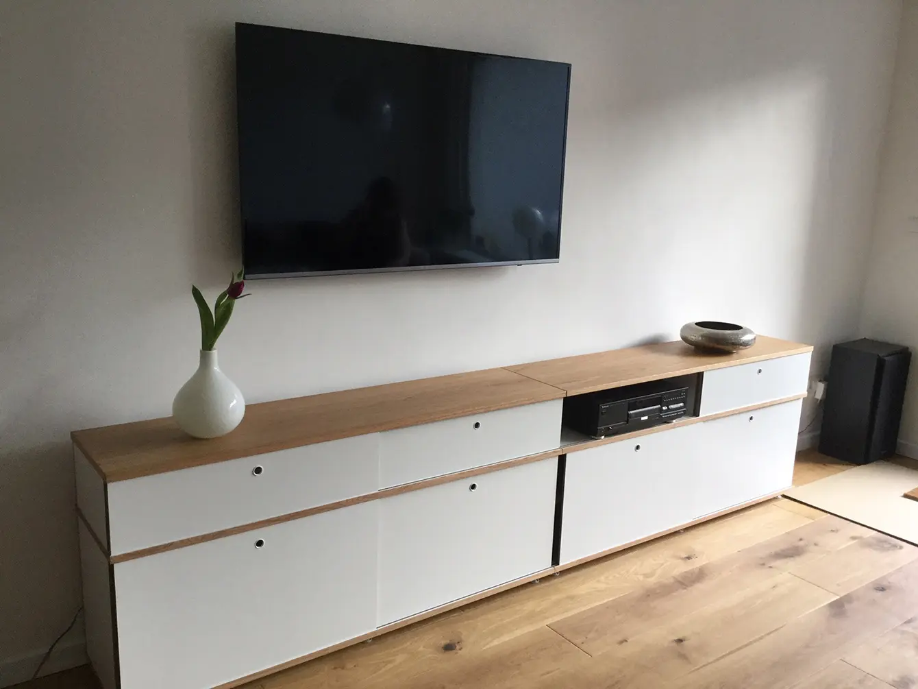 Sideboard mit Flachbildschirm