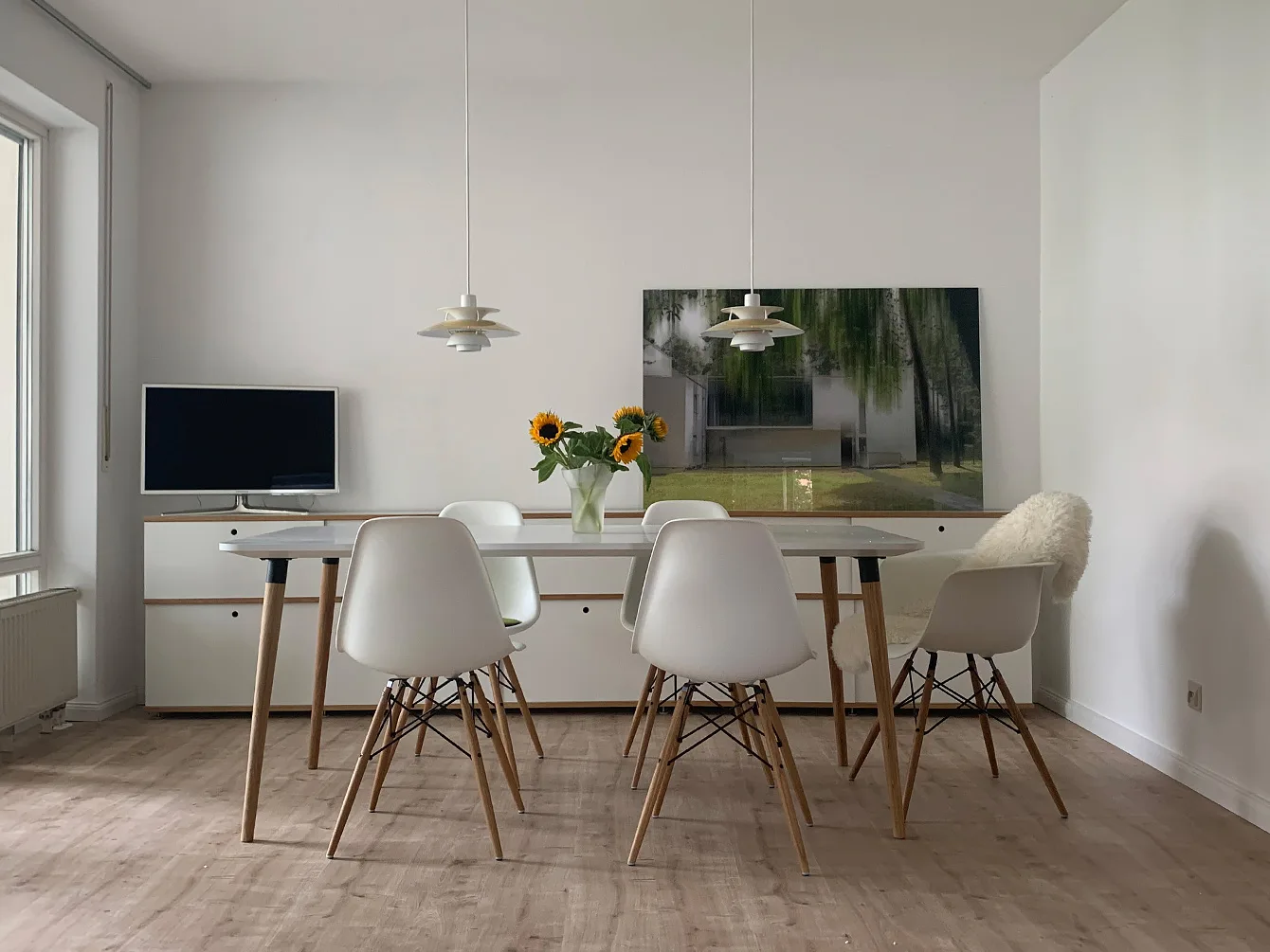 Esstisch mit Stühlen vor Sidebord