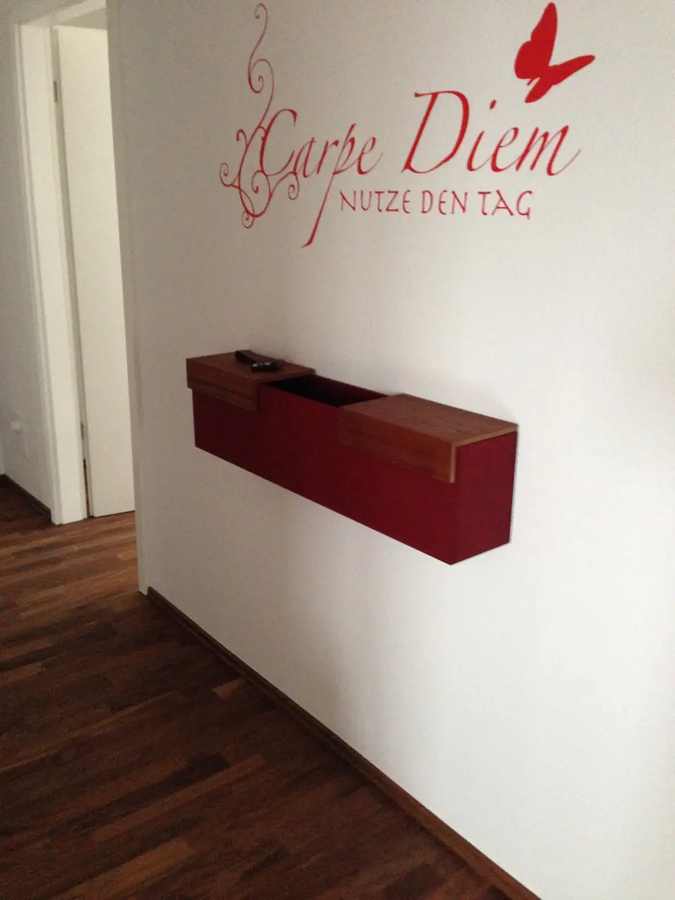 Hängeboard mit Wandbeschriftung