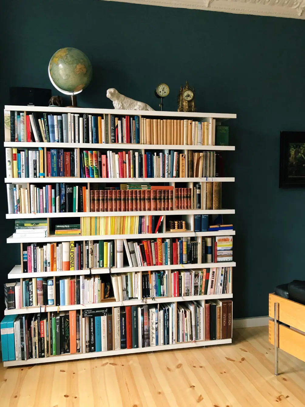 Bücherregal vor grüner Wand